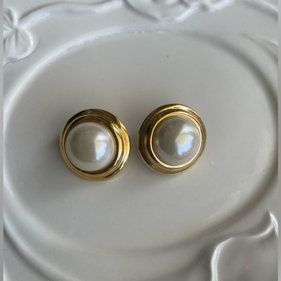 Vintage White Cabochon Clip-On Earrings - Picture 1 of 3